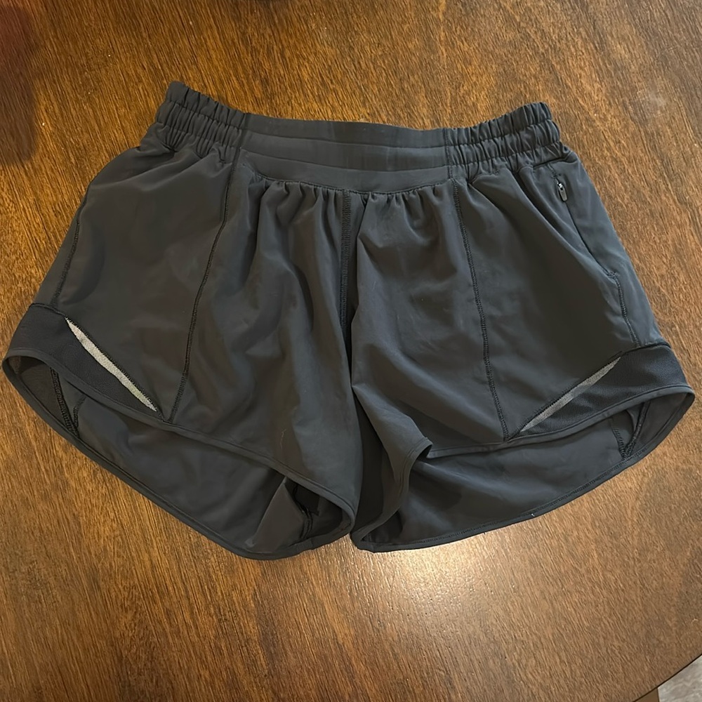 Lululemon Hotty Hot High-Rise Lined Short 4" size 4 in black